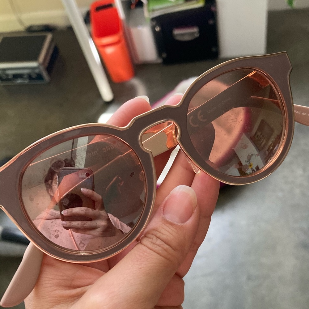 Taupe reflective glasses